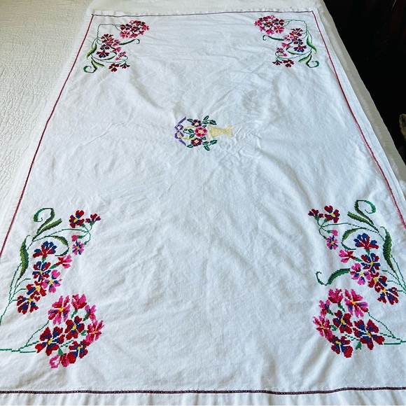 36”x60” Vintage Linen Tablecloth with Embroidery, Centerpiece, Table Topper. - Picture 6 of 7
